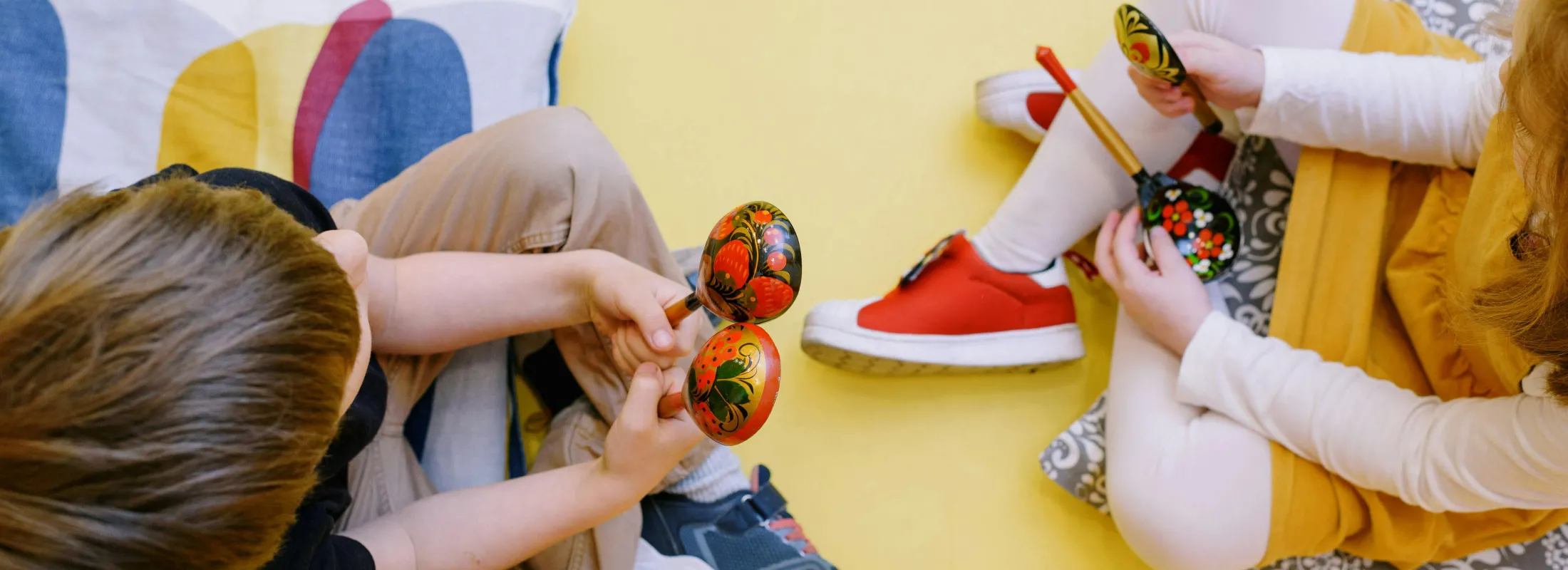 Initiation à la musique ou éveil musical Photo de Ksenia Chernaya: https://www.pexels.com/fr-fr/photo/musique-colore-enfants-vue-de-haut-8535238/