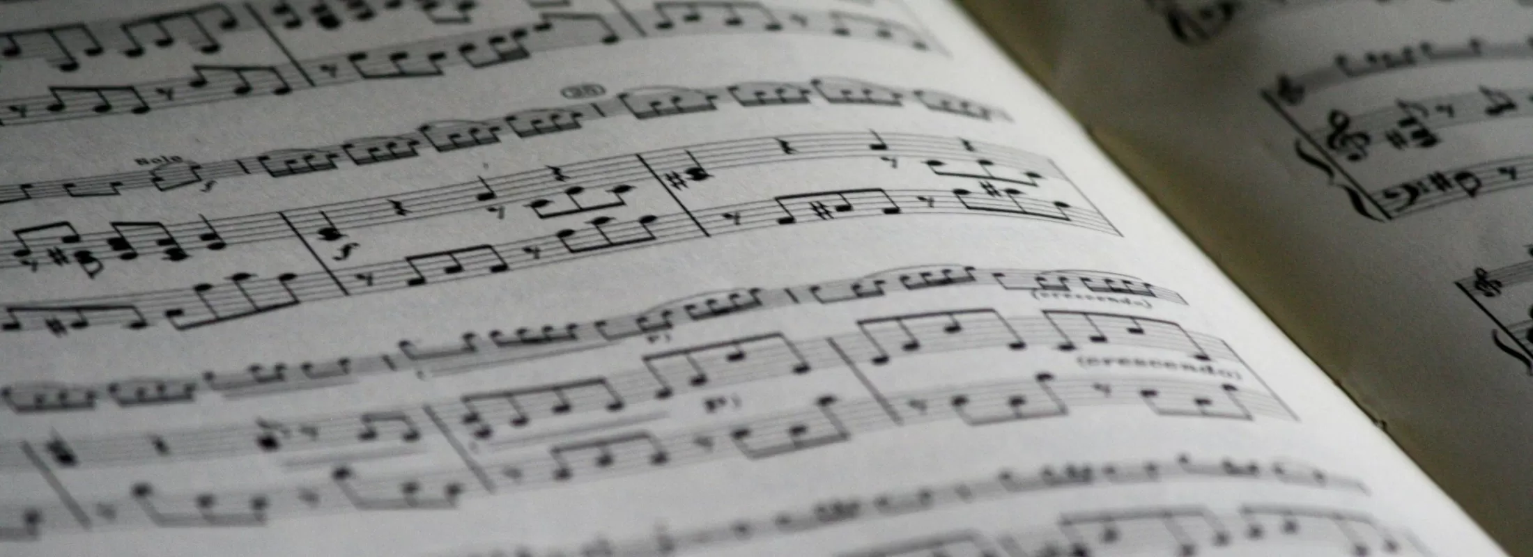 Photo de Pixabay: https://www.pexels.com/fr-fr/photo/page-de-note-de-musique-imprimee-164821/