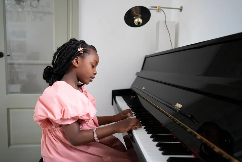 Enfant qui joue du piano