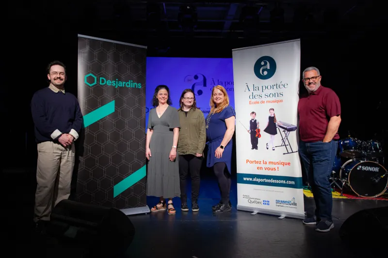 Charles Labrèche (directeur général), Hélène Hénault (directrice pédagogique), Anne-Marie Lapointe (présidente) et Sonia Janelle (vice-présidente), tous membres de l’équipe de l’École de musique À la portée des sons, accompagnés de Paul Gagné, directeur général de la Caisse Desjardins de Drummondville. Crédit photo : Sébastien Rivest.